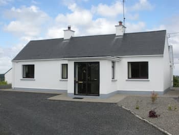 Beautiful 3-bed House in Knock