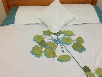 Double With Shared Bathroom Sleeps 1-2 Located 5 Minutes From Heathrow Dsbyr