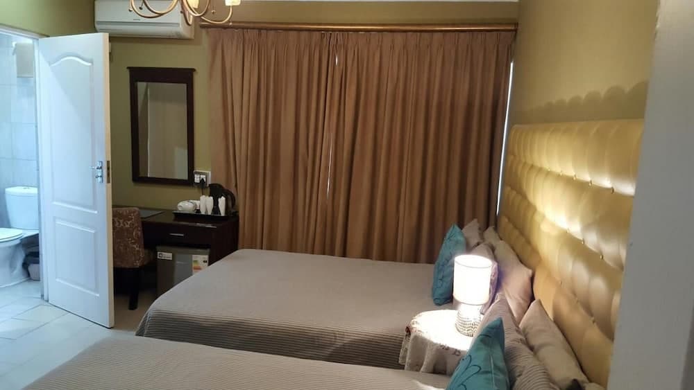 Savoy Lodge - Standard Double Room 6