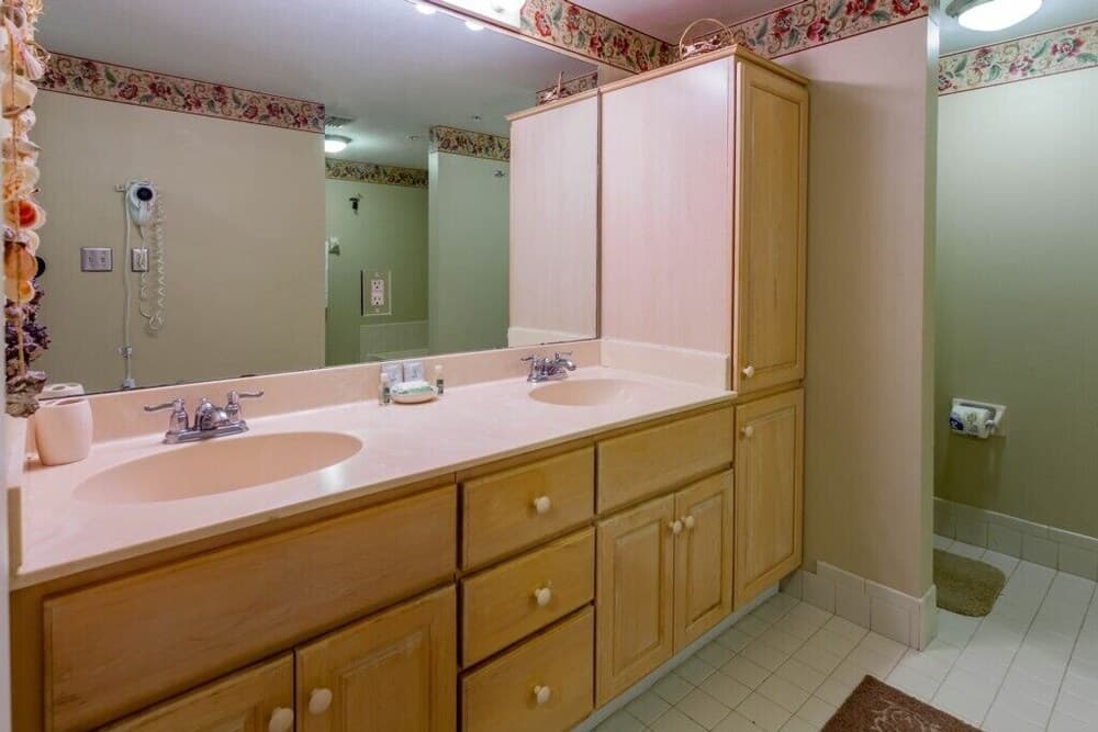 On The Harbour Condo Across From Beach! 2 Bedroom Condo by Redawning