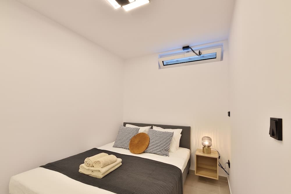 Phaedrus Living: City Center Luxury Flat Skoufa