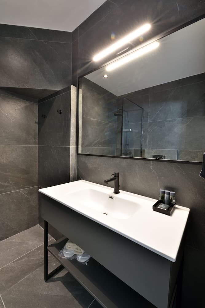 Phaedrus Living: City Center Luxury Flat Skoufa