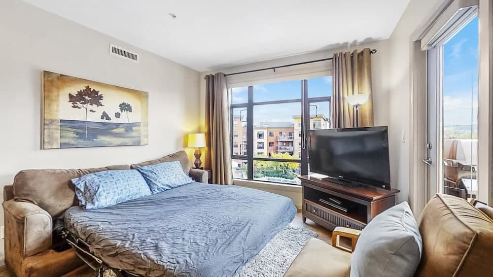 Top Floor Corner Unit With Pool and Lake View