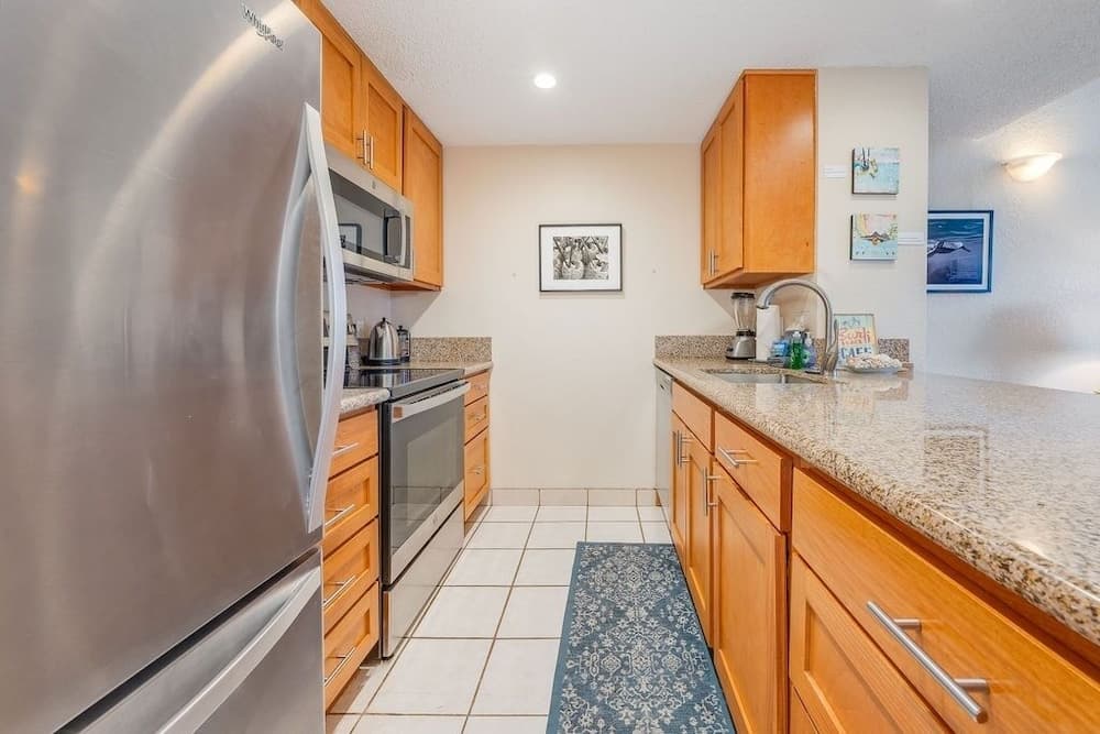 Tropical Oasis 2 Bedroom Condo by Redawning