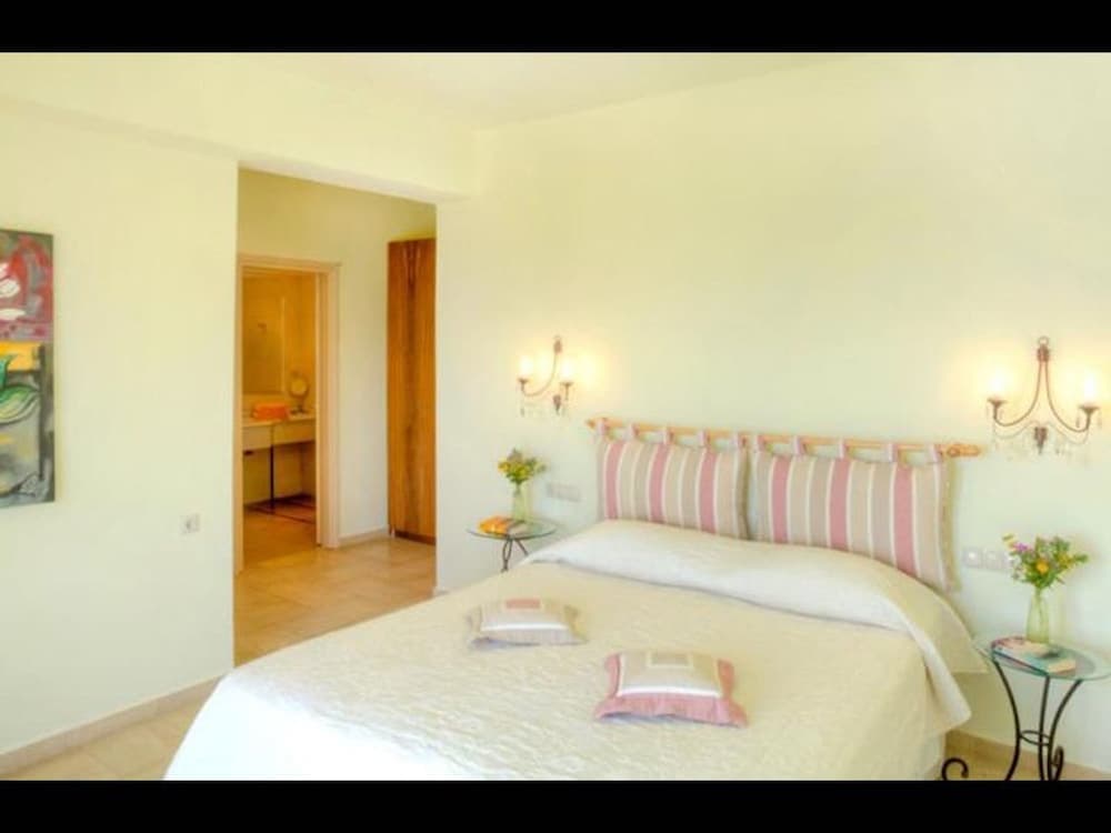 Villa Ares With Private Pool and a Spectacular Seaview 150m From the Beach