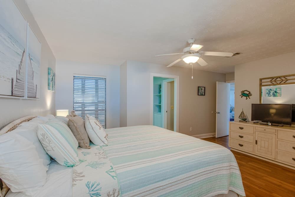 Sandy Toes by Book That Condo