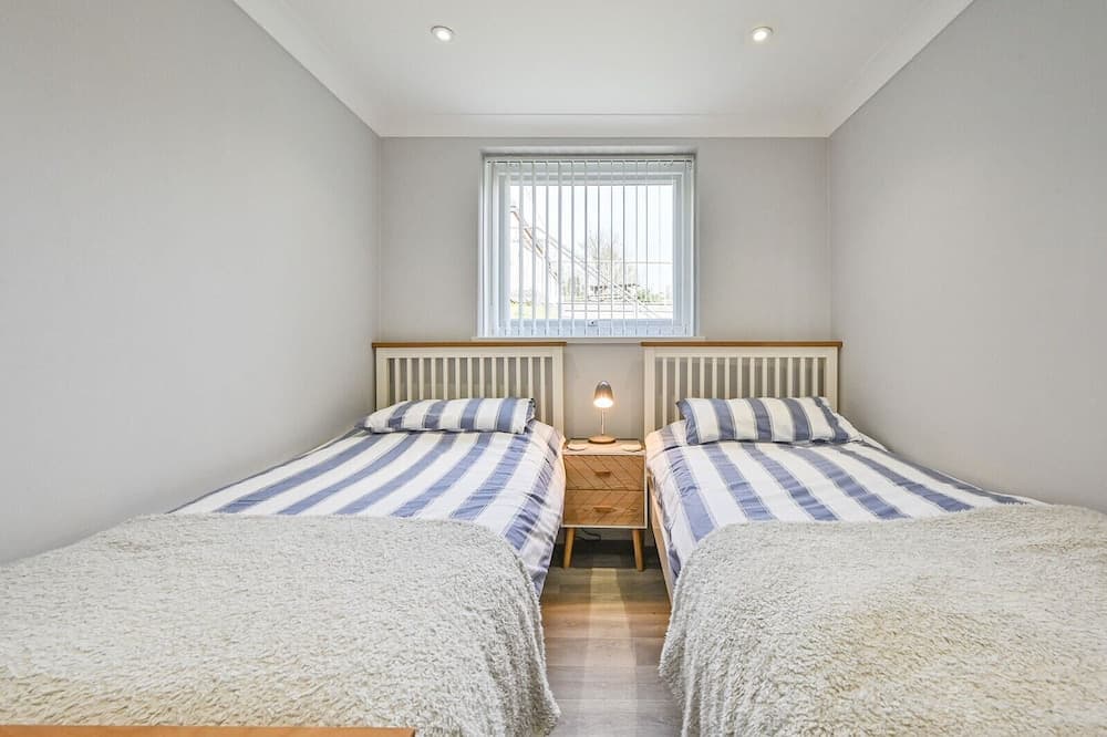 2 Bed Villa Sleeps 4 - Wifi, Garden, Sea Views