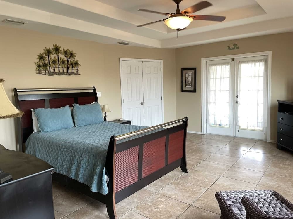 126 E Pike 4 Bedroom Condo by RedAwning