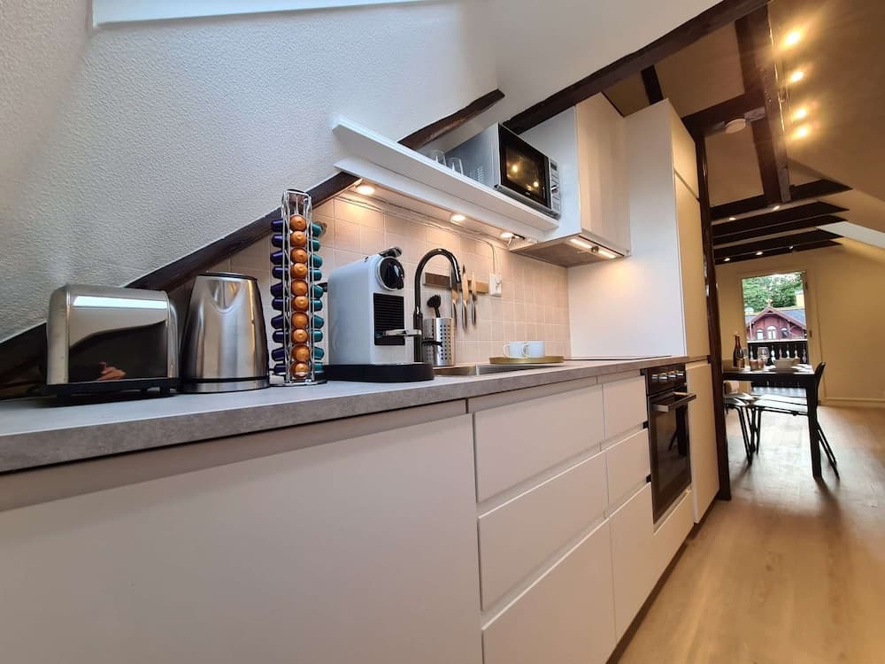 Beautiful Penthouse Near Center, 2-bedroom, Balcony and Free Parking