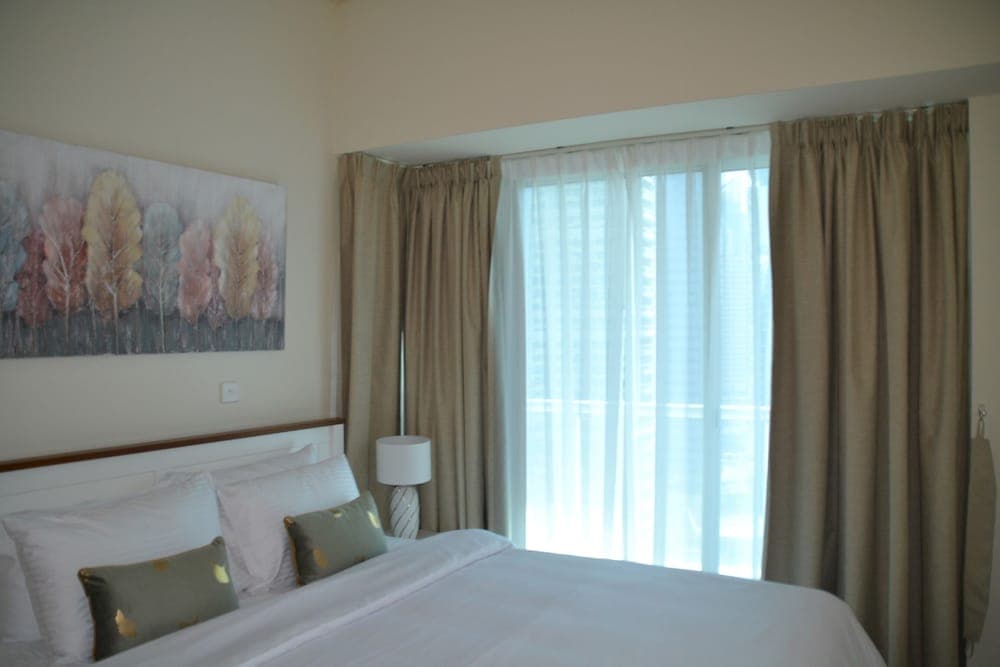 Delightful Lake View 1 Bedroom in JLT