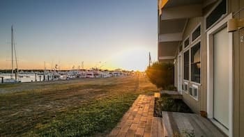 Unit 2 Dbl Queen - Bungalows at Common Ground