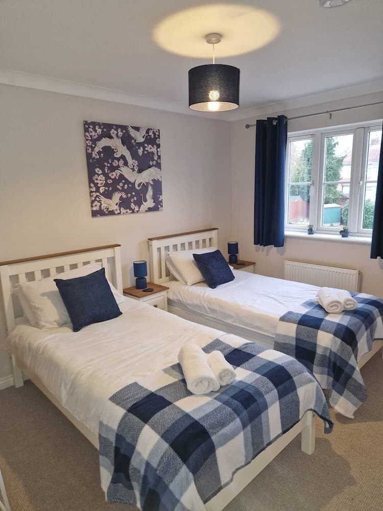 Dog Friendly - 4 Bed House - Sleeps 10 - Pool Table