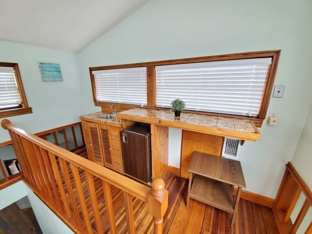 The Summer House - Upper 2 Bedroom Home by Redawning