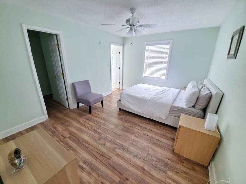 The Summer House - Upper 2 Bedroom Home by Redawning