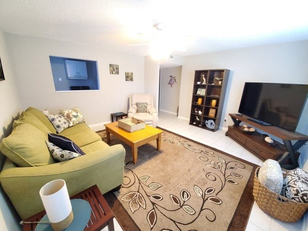 The Summer House - Lower 2 Bedroom Home by Redawning