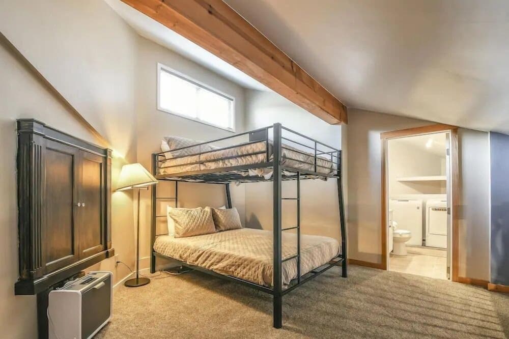 1014 Wild Irishman 2 Bedroom Condo by Redawning