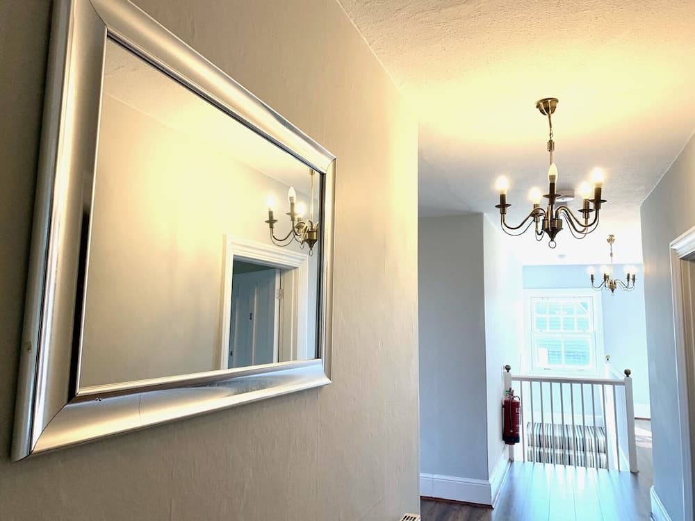 The Farmhouse - Sleeps 12 With Private Grounds