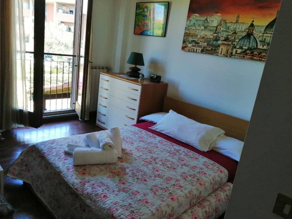 Villa Sleeps 6 With Garden and Gym