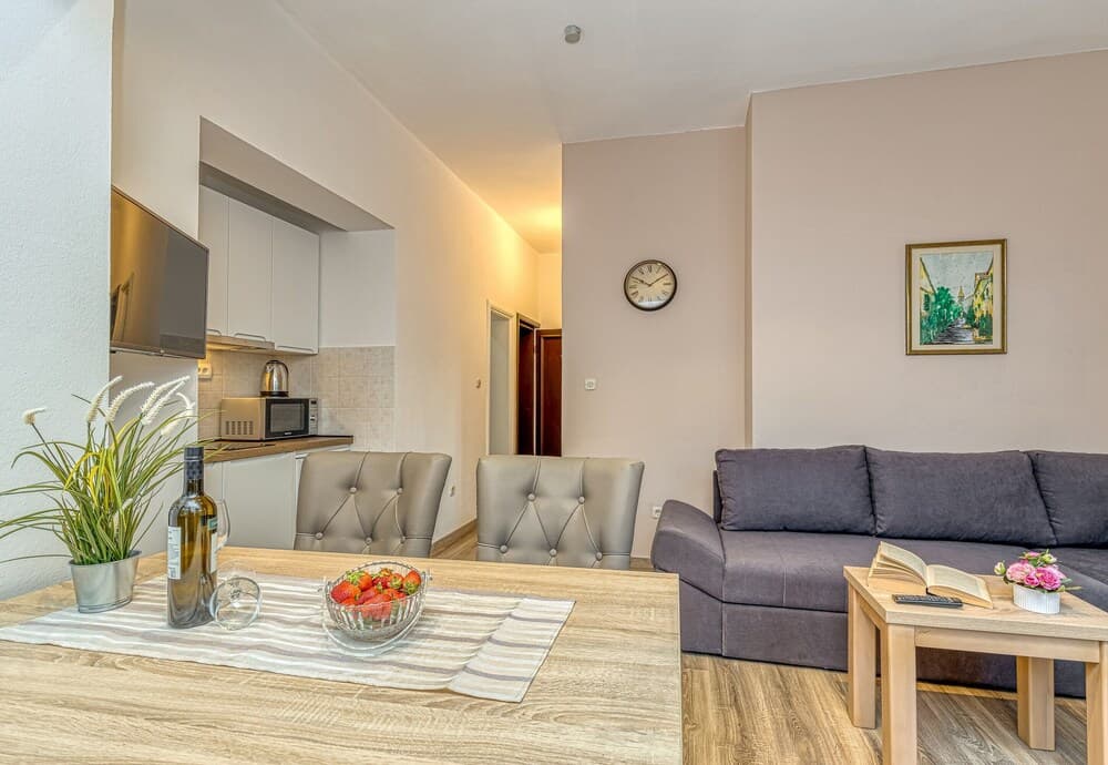 Apartment Matea 220m From the Beach