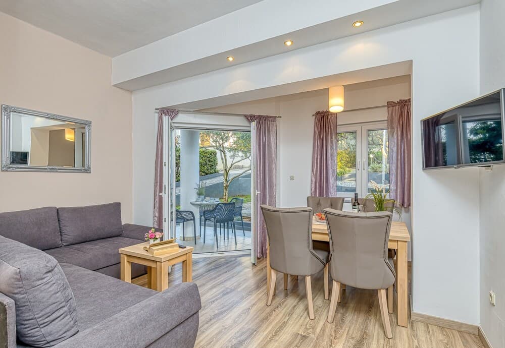 Apartment Matea 220m From the Beach