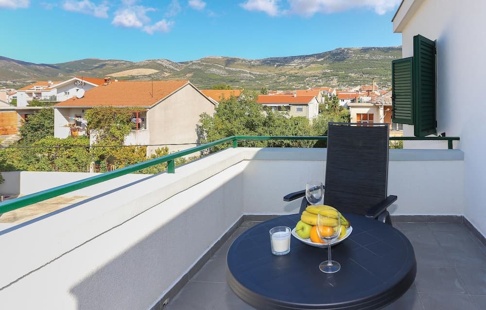 Awesome Apartment in Kastel Stari With Wifi