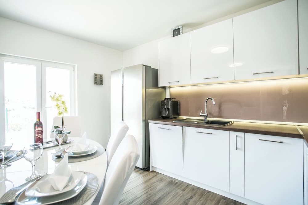 Modern House W.large Garden & Children Playground