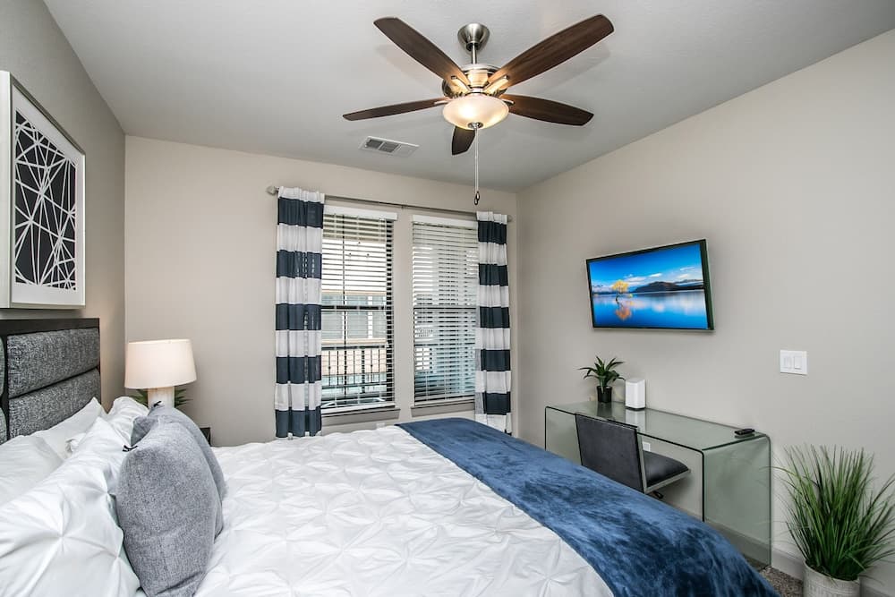 Rooftop Pool-Walk 2 shops-Dining-C4404