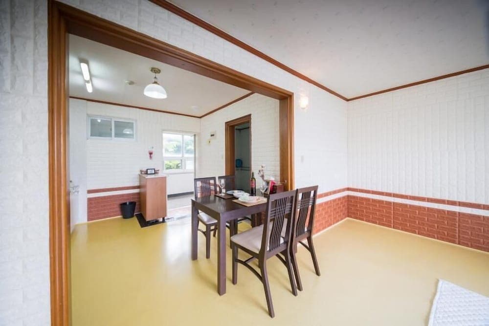 Seogwipo Jejuhae-anhyuyang Pension