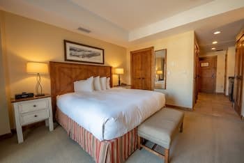 Comfortable Studio Efficiency Unit With Balcony Over Mountaineer Square Condo - No Cleaning Fee! by Redawning