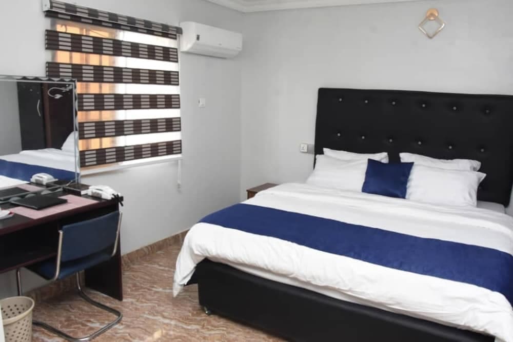 Beautiful 1 Bed, Living Room in a Hotel Penthouse