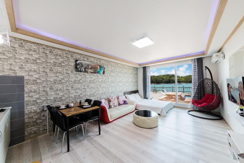 Yeosu Dolsanmaru Pension