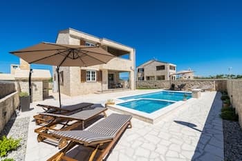 Luxury Villa With Heated Pool 04