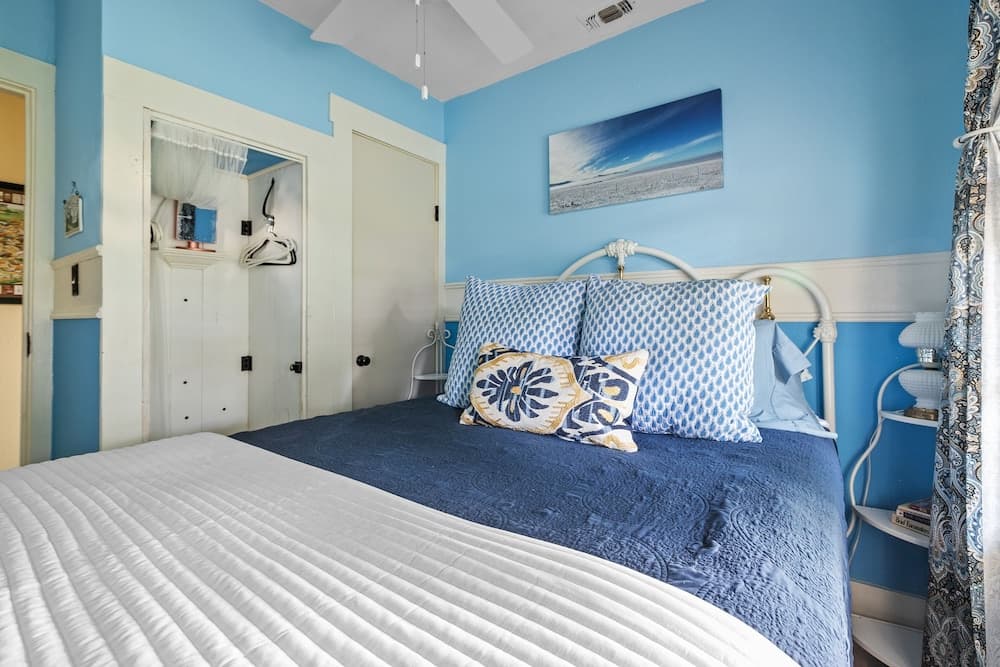 Cardinal Haus 2 Bedroom Home by Redawning