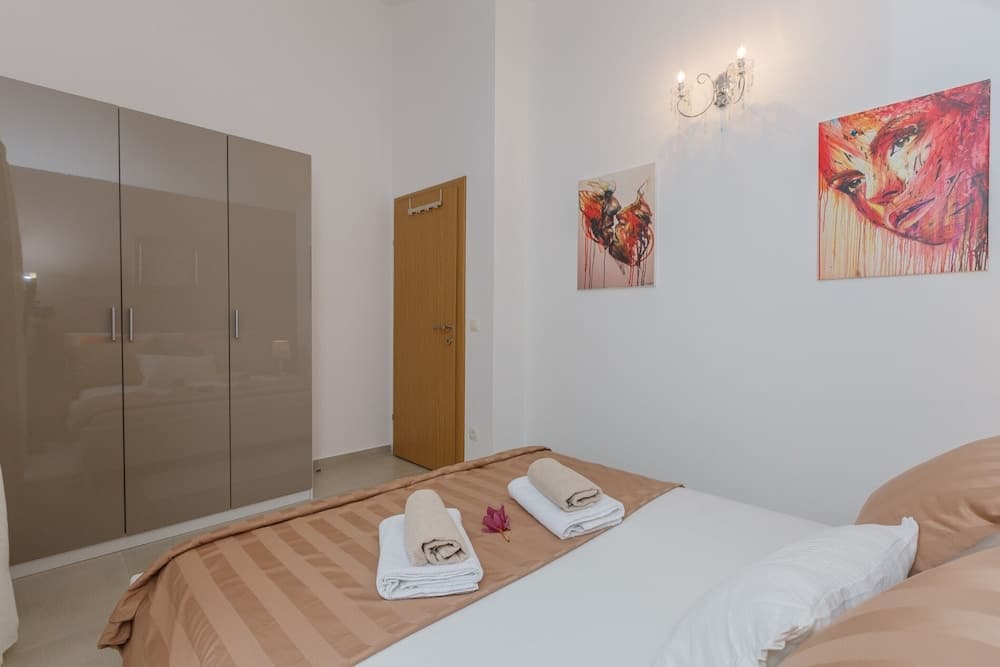 A1 - Modern Luxury apt w. 2 Balconies & sea View