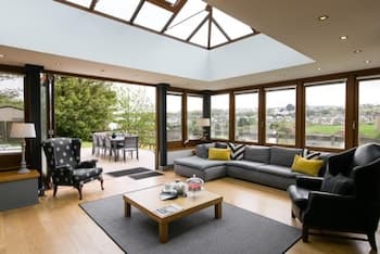 Oaktree Lodge - Luxury Cottage Hot Tub Sea Views