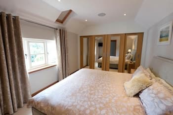 Priory Cottage - Luxury Cottage Near to Beach