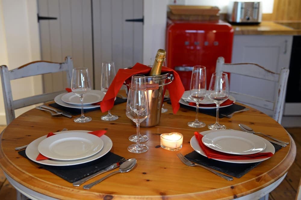 The Cwtch - Luxury Cottage Sea Views Pet Friendly