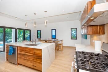 West Bay Breeze 3 Bedroom Home by Redawning