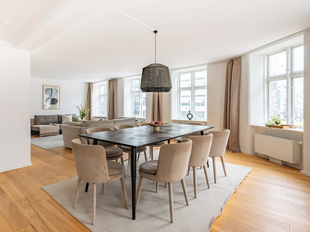 Sanders Regent - Popular 3-bdr Apt With Balcony