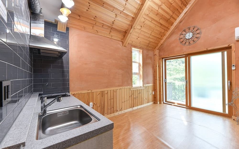 Gwangyang Banwolsanjang Pension