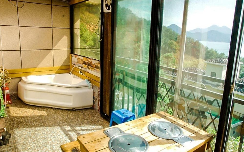 Geojedo Santa Monica Pension