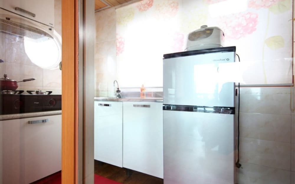 Seogwipo Hyeongjebawibada Pension