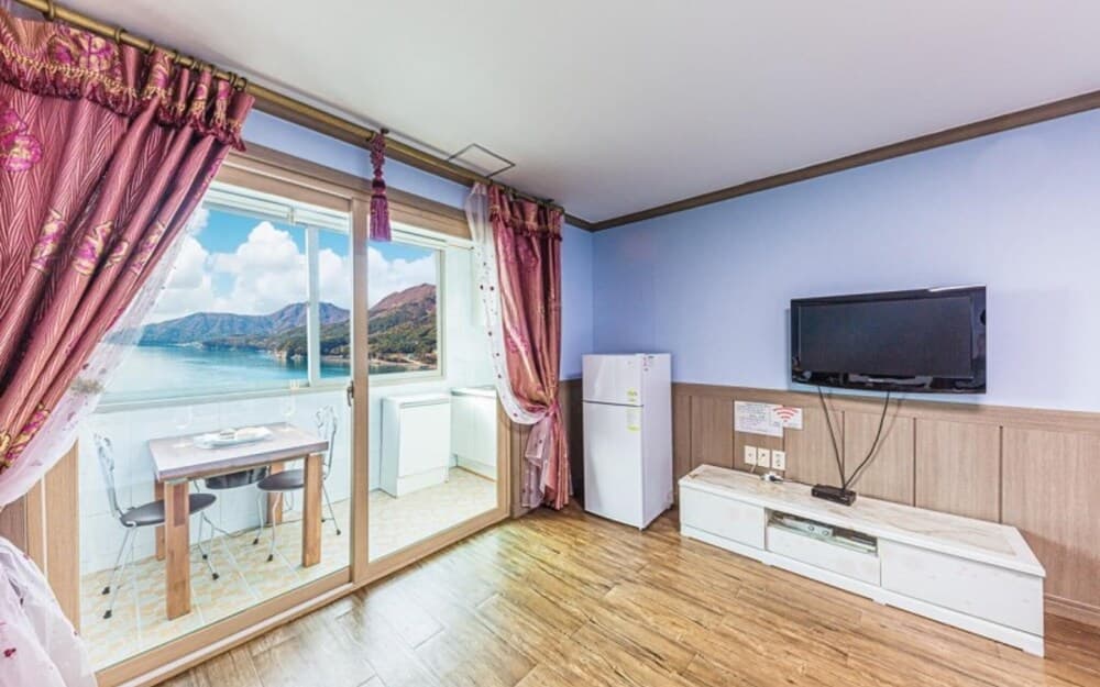 Geojedo Between the Sky and Sea Pension