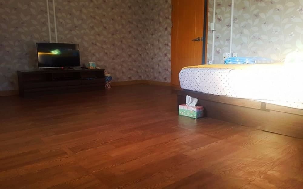 Gangjin Jeulgeounga Pension