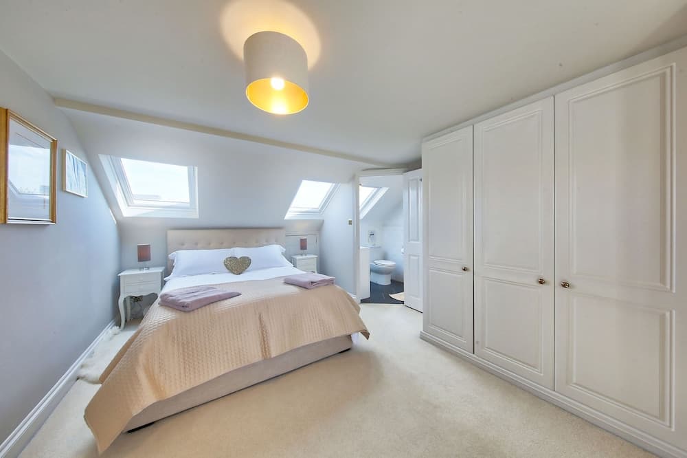 House - Sleeps 8 - Garden - Children's Play Area