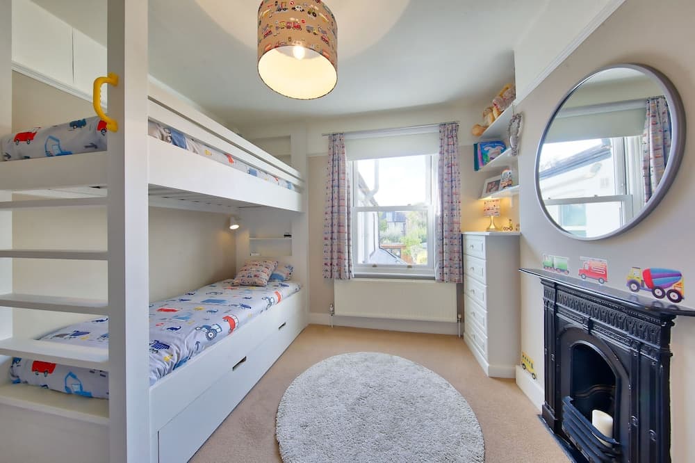 House - Sleeps 8 - Garden - Children's Play Area