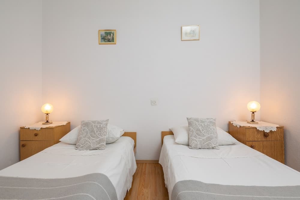 A2 apt Near Beach w Patio, Parking and Grill