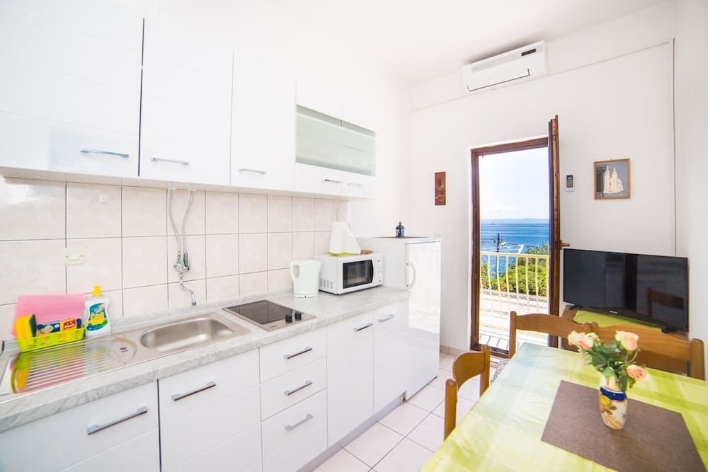 Apt Next to the Beach w Balcony and sea View