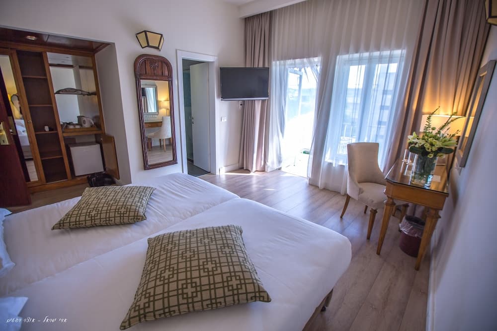 Mantur Jerusalem Mountains by Selina