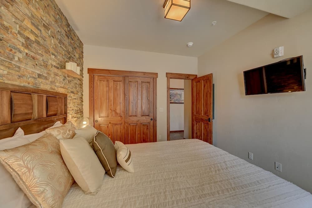 Cozens Pointe I-101 2 Bedroom Condo by RedAwning